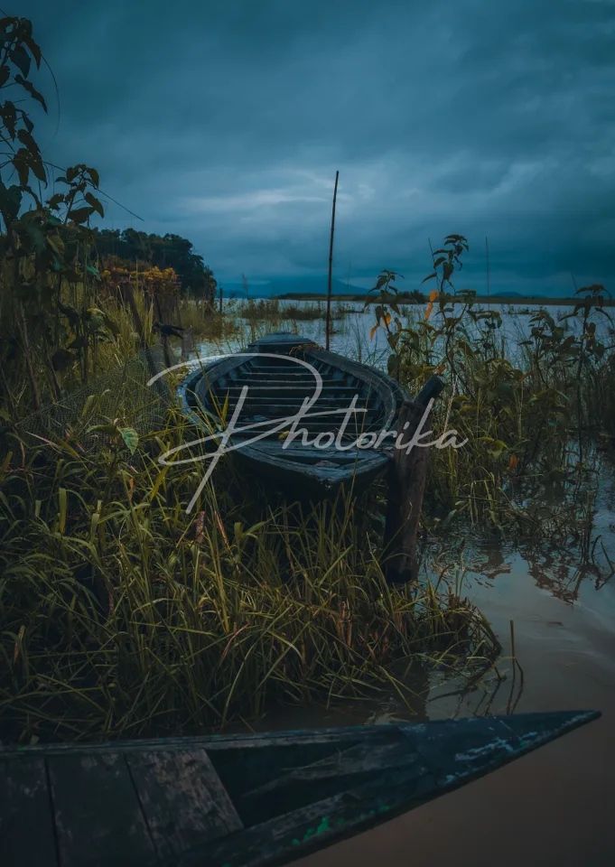 abandon-boats-on-lake