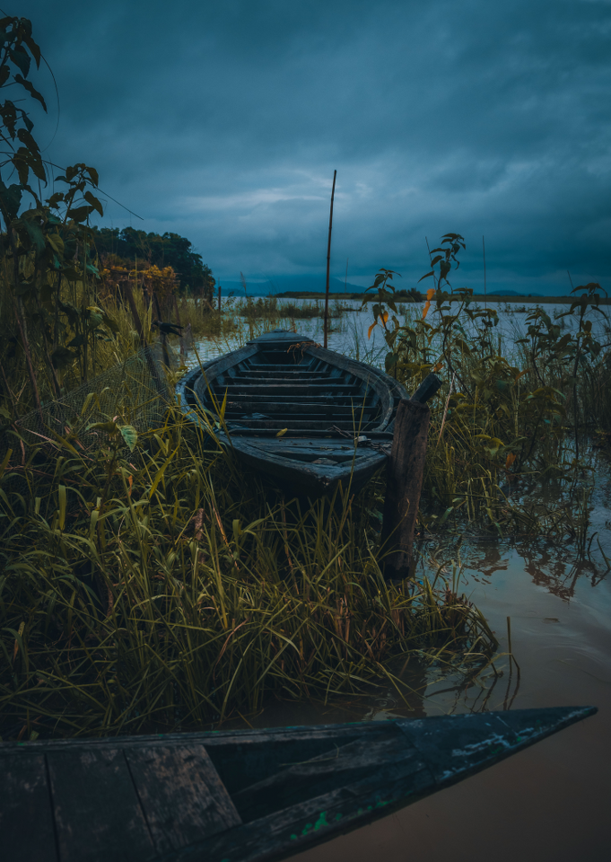 abandon-boats-on-lake