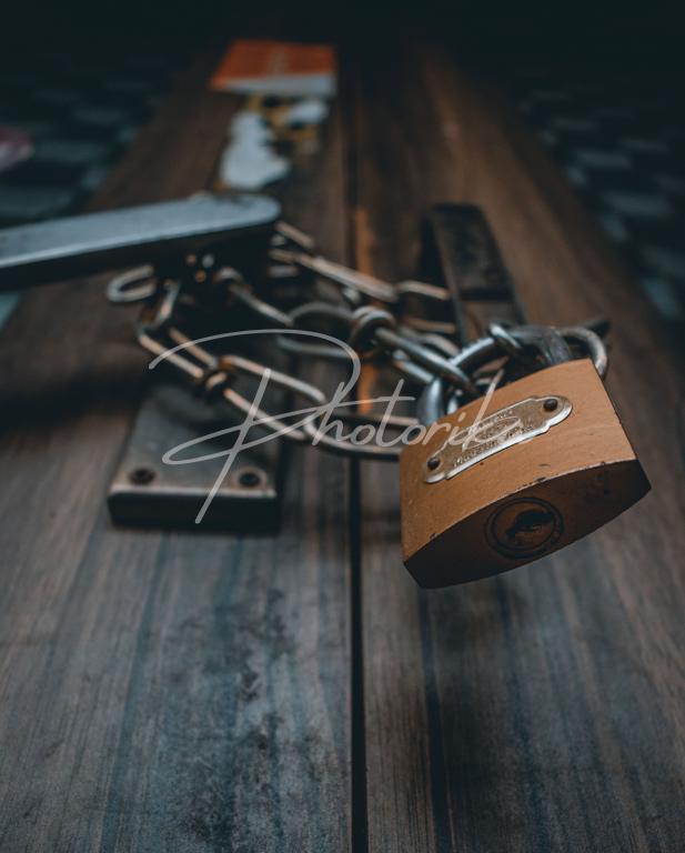 wooden-door-chain-lock