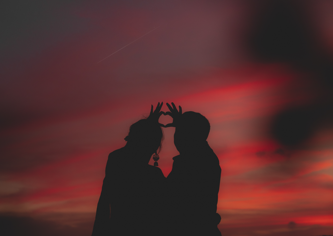 couple-hands-love-heart-sign-sunset