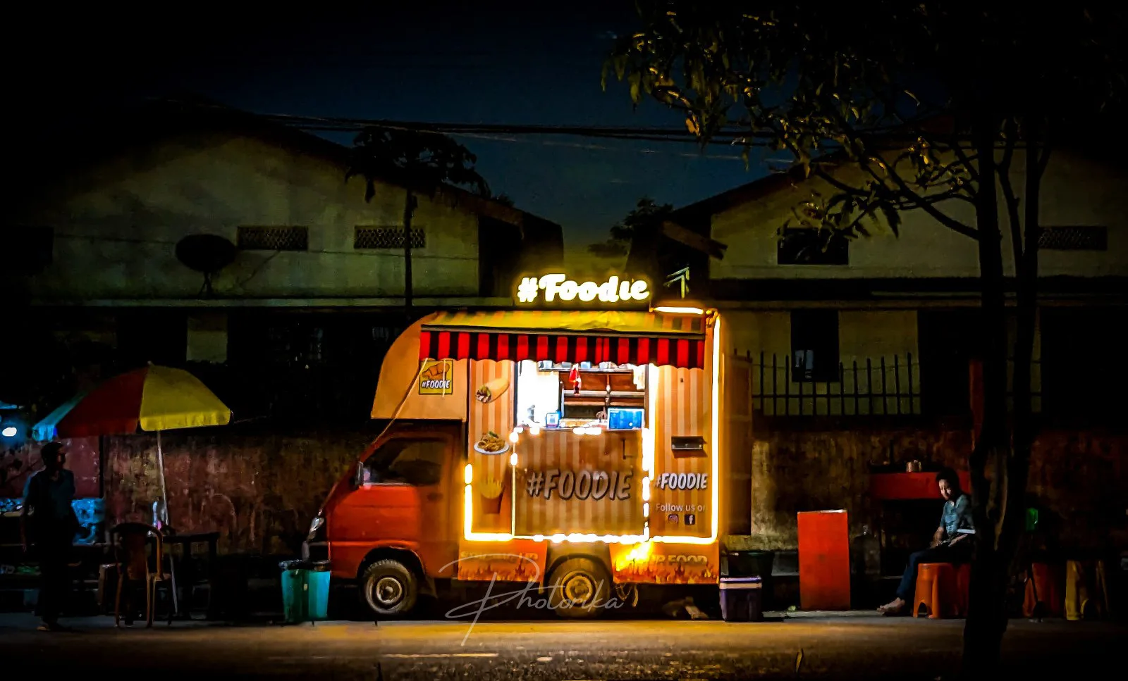 food-van-evening-lights