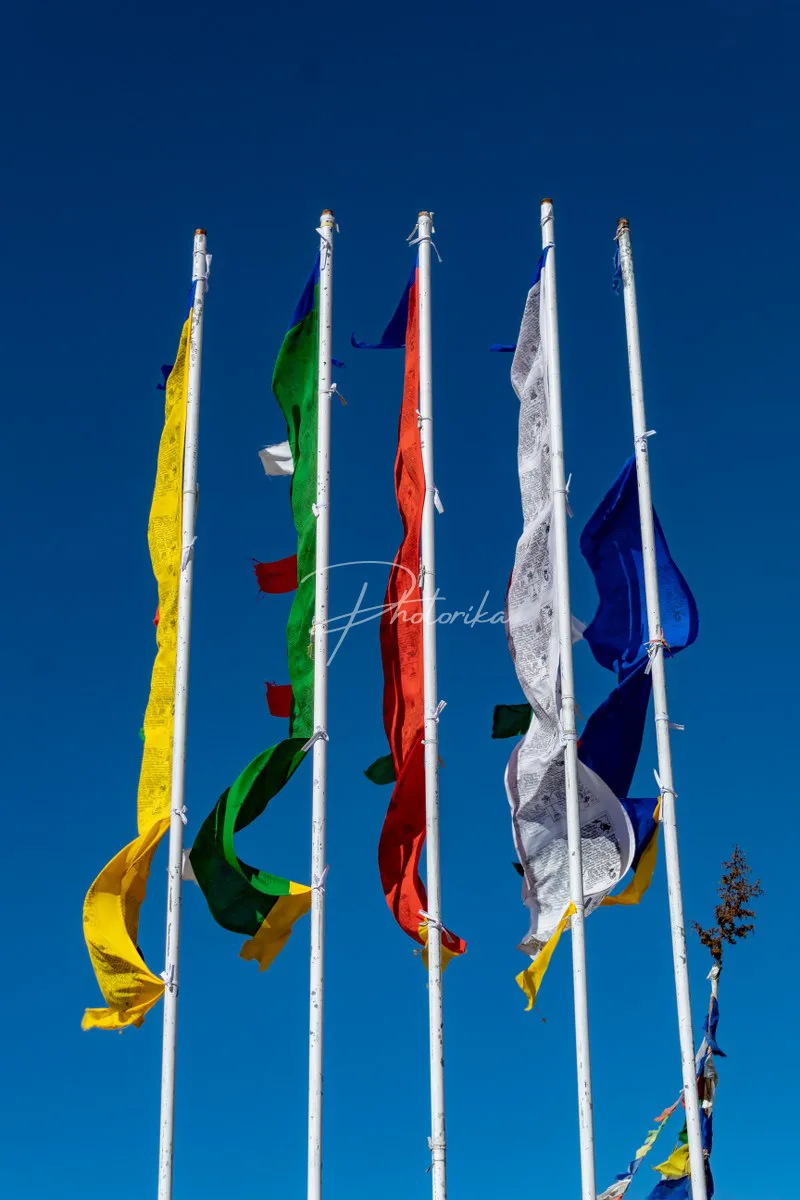 buddhism-prayer-colorful-flags