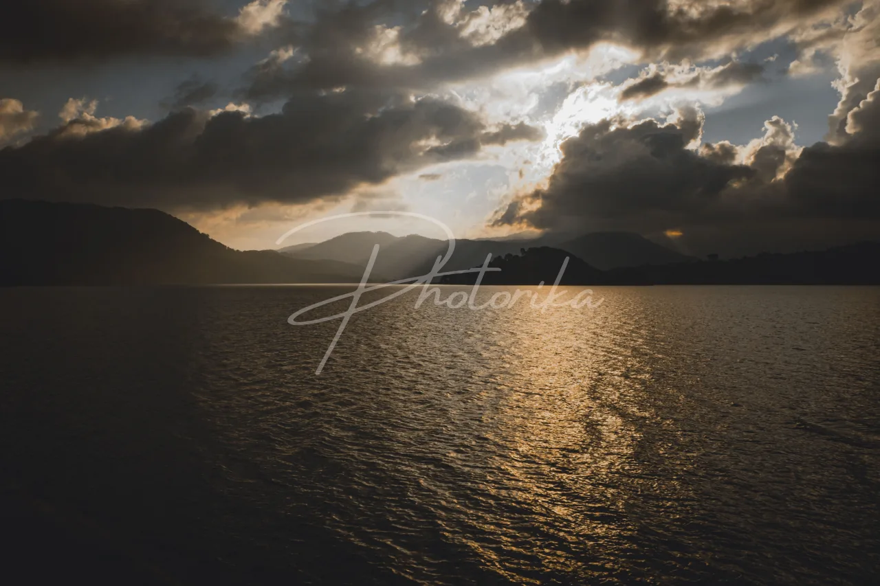 lake-hills-clouds-sunray