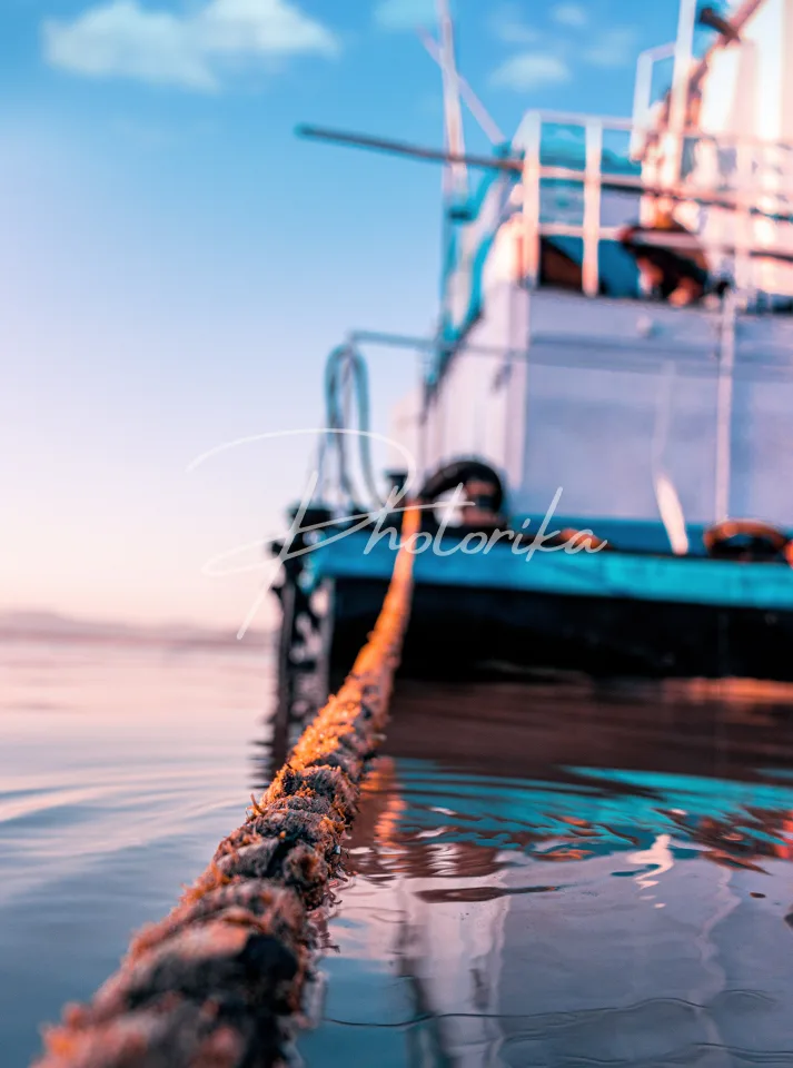 rope-ties-boat-on-river
